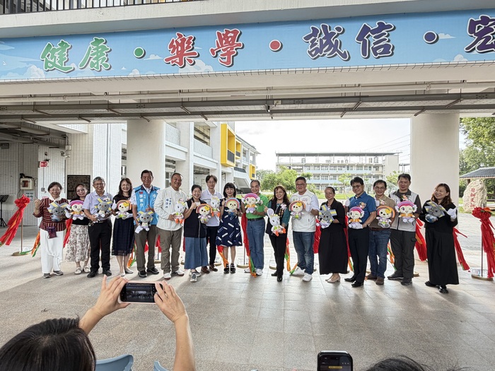 剪綵成功，來賓大合影